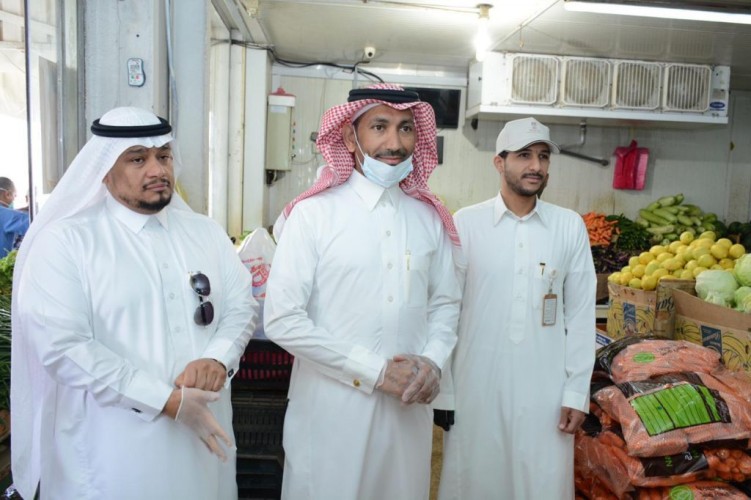 بالصور .. الخليل يتابع الامدادات وتوفره *واستقرار اوضاع سوق الخضار المركزي
