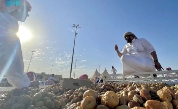 ارتفاع وتيرة المبيعات بكرنفال بريدة للتمور مع إقبال الزوار على الشراء بغرض التخزين للموسم القادم ارتفاع وتيرة المبيعات بكرنفال بريدة للتمور مع إقبال الزوار على الشراء بغرض التخزين للموسم القادم
