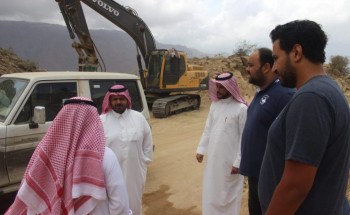 محافظ الداير يقف على طريق الجانبة ويوجه بإنهاء معاناة المواطنين مع “عكفان”