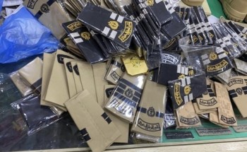 اللجنة الأمنية في إمارة الرياض تغلق 4 محالّ وتضبط 5000 قطعة من الأنواط والرتب والشعارات العسكرية المخالفة اللجنة الأمنية في إمارة الرياض تغلق 4 محالّ وتضبط 5000 قطعة من الأنواط والرتب والشعارات العسكرية المخالفة