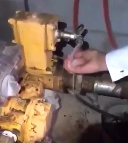 بالفيديو.. ضبط متلاعبين يخلطون البنزين بالديزل داخل أحد الأحواش
