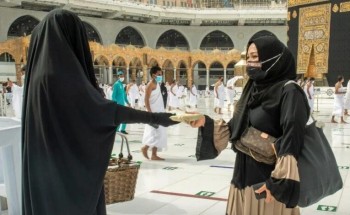 شؤون الحرمين توفر كوكبة من المترجمات المتميزات على مدار 24 ساعة في أروقة المسجد الحرام شؤون الحرمين توفر كوكبة من المترجمات المتميزات على مدار 24 ساعة في أروقة المسجد الحرام
