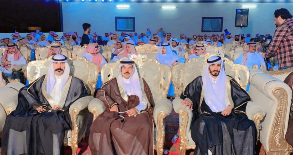 افترشت قاعة قصر الدوادمي بالزهور والورود .. الشيخ فالح بن حمود بن منور بن حمد القلادي يحتفل  بزواج أبنائه الثلاثة بحضور عدد من الشعراء