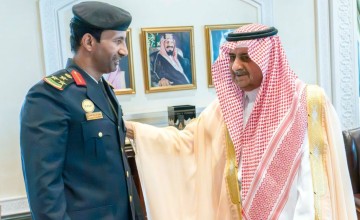 أمير تبوك يقلد قائد القوة الخاصة للأمن والحماية بمشروع البحر الأحمر رتبته الجديدة أمير تبوك يقلد قائد القوة الخاصة للأمن والحماية بمشروع البحر الأحمر رتبته الجديدة
